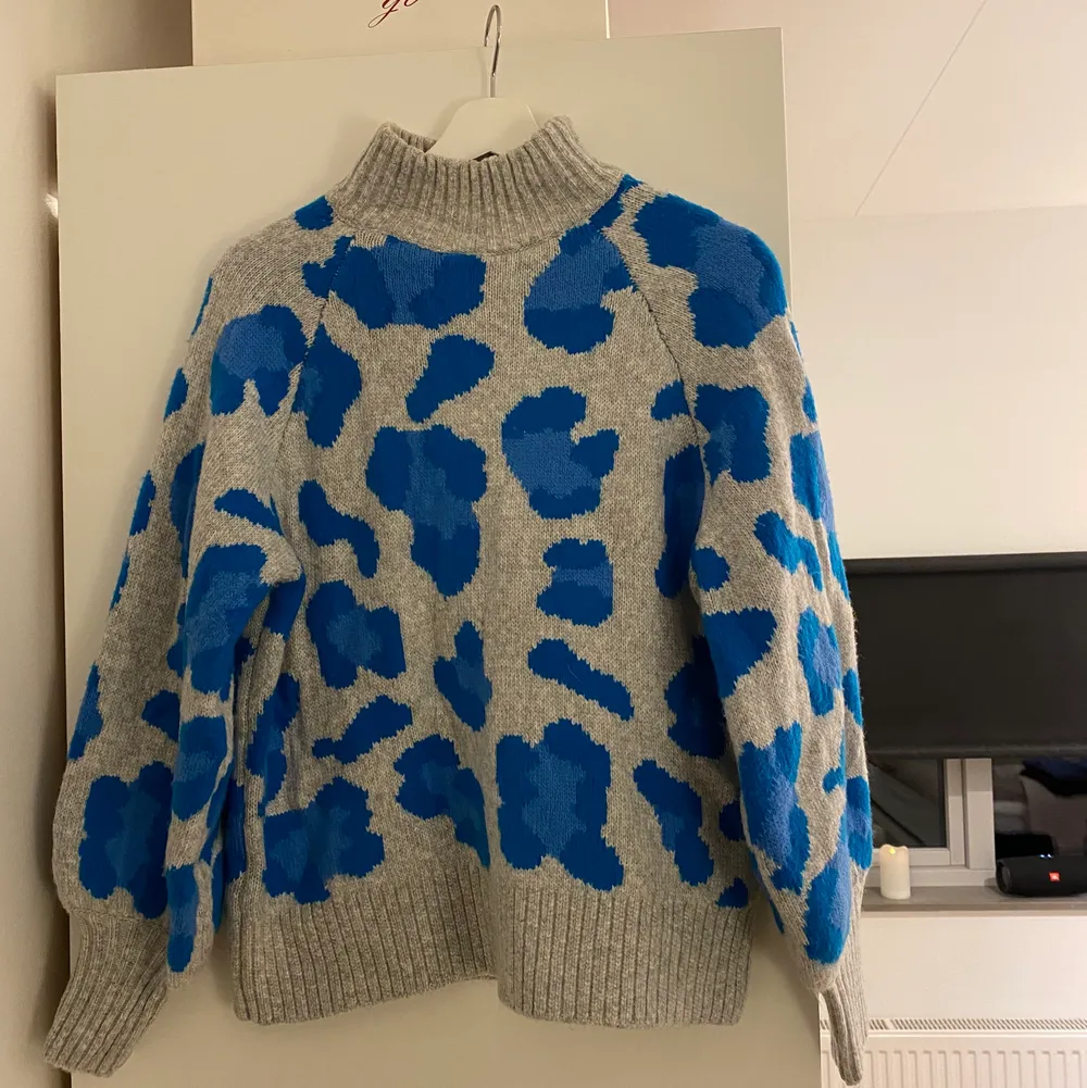 Supermysig och cool stickad tröja från H&M i blått leopard mönster. Absolut inte sticksig utan väldigt mjuk! Storlek xs 💘. Stickat.