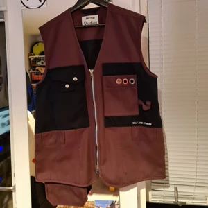 Acne studios väst  - Säljer en riktigt fräsch acne väst jag köpte i Danmark för 2 år sen (FW19). Ny priss var runt 3000 kr eller 2200 dkk. Använd sparsam o så gott som ny. Ifall du vill se fler bilder på alla coola detaljer, eller hur den ser ut on body, skriv ett meddelande! Dessutom säljer jag även byxorna som matchar västen! Den är en storlek 46, vilket är s/m, men den passar mig helt ok som har L o är ca 180 