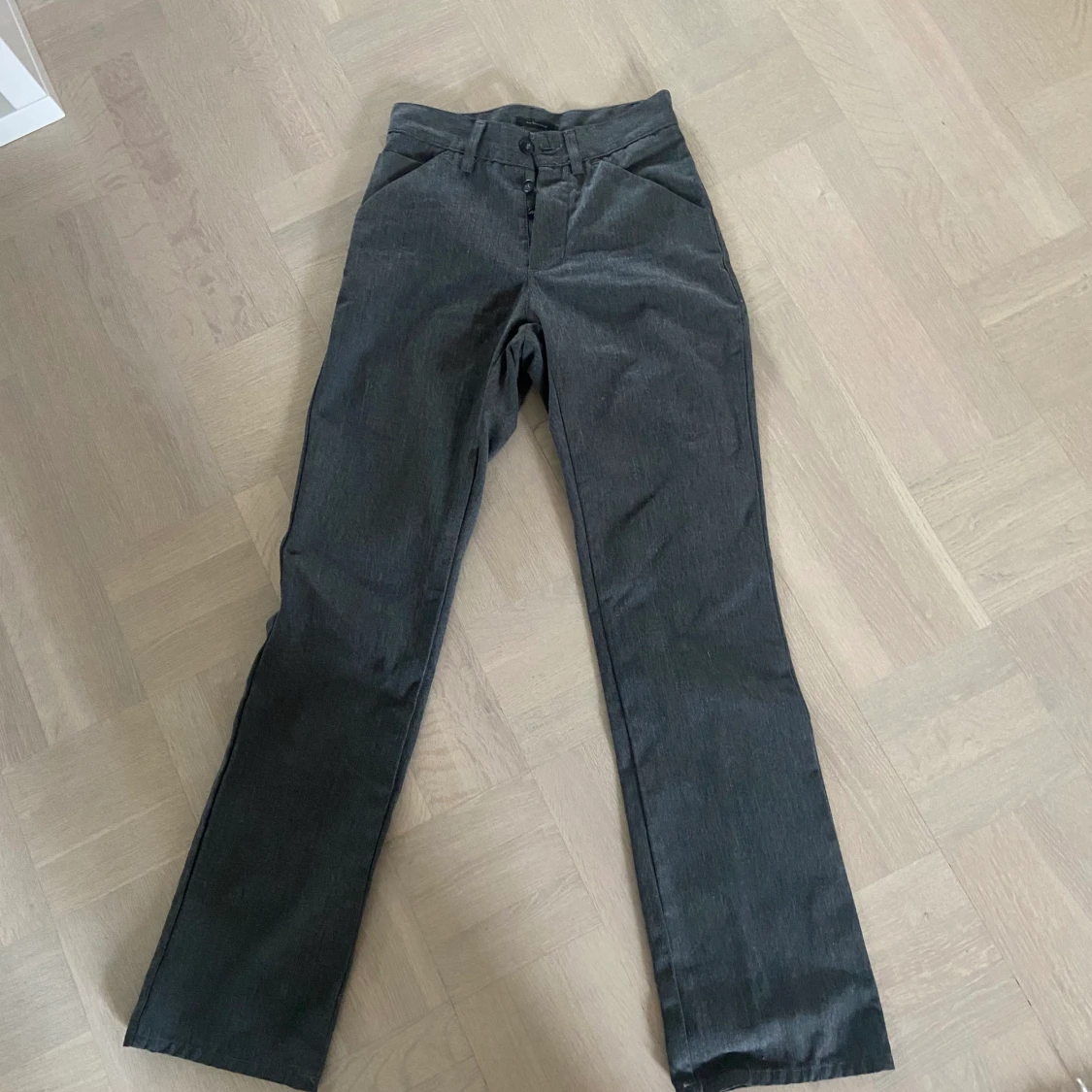 GrĂ„a low-waist byxorđ€©