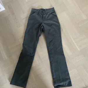 Gråa low-waist byxor🤩 - Lågmidjade gråa byxor. Jag är 175 cm och dom är perfekt längd på mig :) tyvärr för små i midjan för mig. 160 kr, jag betalar frakt 