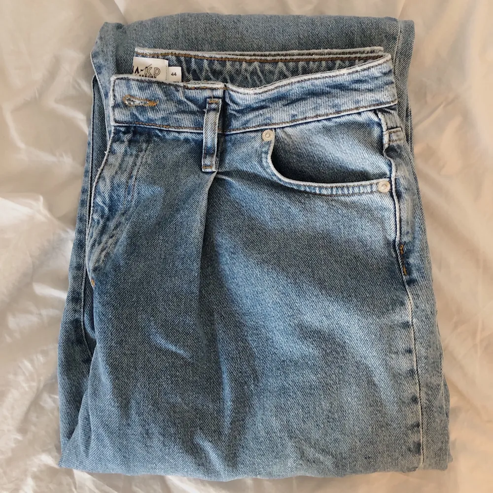 blå jeans från nakd med vida ben & snygga veck som ger dem lite karaktär!! Endast använda 1 gång då de är lite små för mig så de är i nyskick💛. Jeans & Byxor.