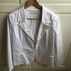 Vit kavaj - Jätte fin kavaj från Dice. Den är i L men passar mig som är S. Hör av er vid fler bilder eller intresse💓