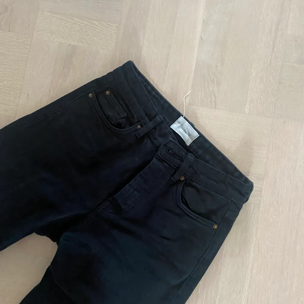 Svarta jeans från Gina Tricot! Tyvärr blivit för små för mig. Storlek 34. Jag är 175 cm och dom slutar ungefär vid anklarna på mig :)! 160 kr, jag betalar frakt. Jeans & Byxor.