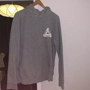palace hoodie - palace tri ferg hoodie, storlek S. knappt använd så den är i bra skick. köpt för 1600kr hos hypestein. 