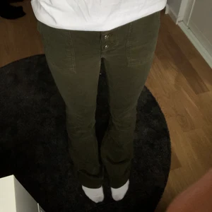 Gröna bootcut jeans Zara - Gröna bootcut jeans från Zara!!