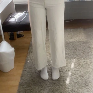 Vida jeans  - Jag säljer dem här vita vida jeansen från hm som jag knappt har använt jag köpte och jag gillade inte modellen på dem så nu säljer jag dem och hoppas på att nån annan kan få användning för dem
