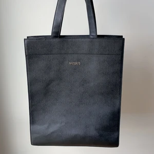 Arigato väska - Slitningar på handtagen. Ca 40 vem hög och 25 bred. Öppen för bud. 