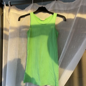 Ljusgrönt linne  - Ett jätte gullig ljusgrönt linne från H&M. Aldrig använd men är i bra skick👍🏻