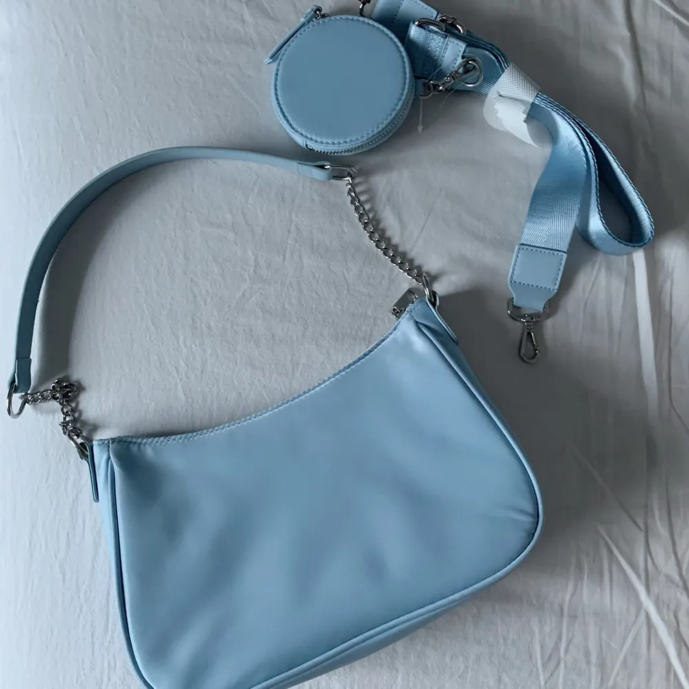 Nästintill oanvänd väska i en jättefin pastellblå färg. Det längre bandet medföljer!!  Frakt: 66 kr (spårbar) om inget annat önskas. Accessoarer.