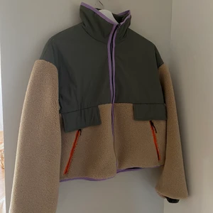 Jacka - Jacka med snygga detaljer, använd endast få gånger så i fint skick✨ frakt inräknat i priset