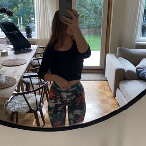 Stronge thights  - Ett par mönstriga stronger thights, dem är höga i midjan och sitter väldigt bra. Matrialet är jätte bekvämt. Köpte för 800kr. ett litet hål vid knät.