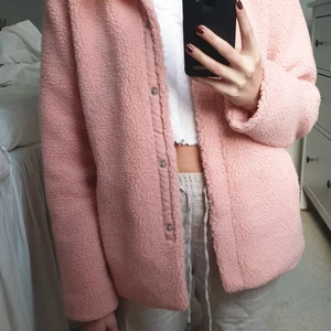 Teddyjacka - Rosa teddyjacka🧸Aldrig använd. Storlek 170.