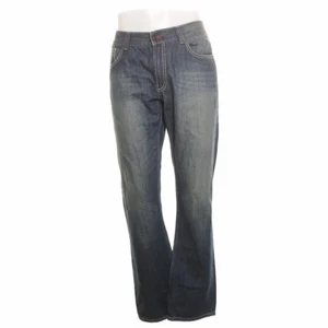  Baggy Jeans - Mörk blå jeans med bra kvalitet och stora fickor. Bilderna kommer från hemsidan jag köpte dom från.