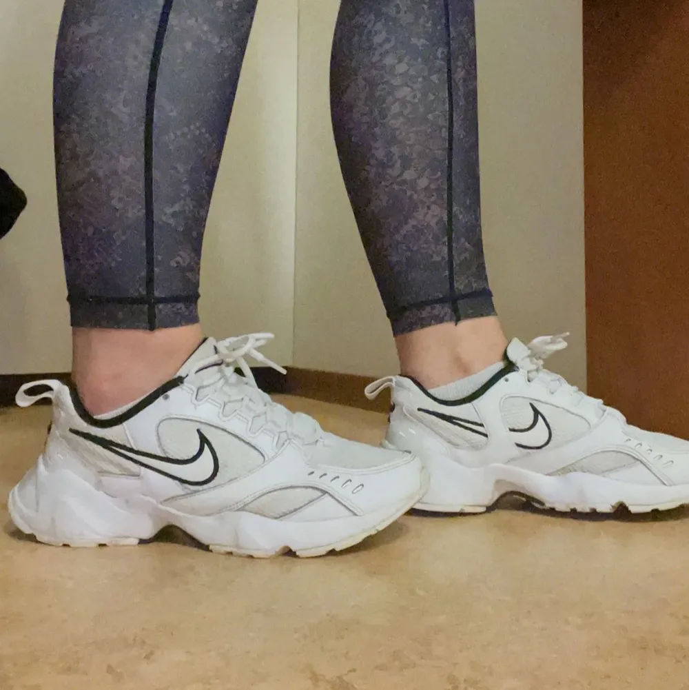 Nästan helt oanvända Nike air chunky skor, så snygga och passar till många outfits! Köpte de för 1 år sen för 899 kr och jag gillade de grymt mycket men kunde inte ha de på grund av att de var i för liten storlek för mig. Önskar verkligen dock att jag kunde ha kvar de, så snygga! 😍 . Skor.