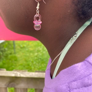 Nappar 🍄☁️✨i färgen gul rosa och blåa - Dessa fina billiga örhängen rekommenderar jag som privatpersondet är inte bara billigt det är även jätte snyggt✨☁️🦋