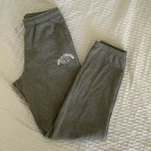 Gråa champion mjukisbyxor - Använda fåtal ggr, säljes pga brist på plats i garderoben