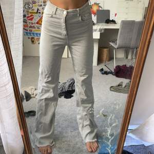 Ljusgråa jeans med hög midja från zara i storlek 36! Supersnygga
