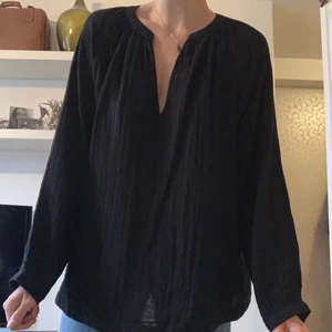 Tunika storlek S - Böljande bomullstunika, från H&M, aldrig använd, väldigt fint gjord och känns dyr, säljer pga inte min stil