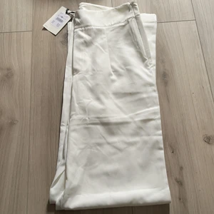 Kostymbyxor  - Vita kostym byxor från bikbok helt nya🌸