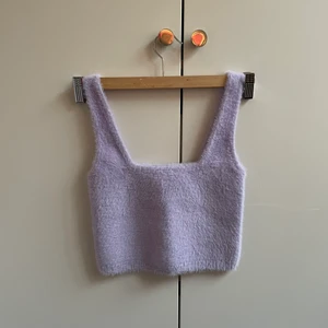 Lilla fluffigt other stories linne - Säljer den här endast testad lilla fluffiga linne från &other stories , finns inte på deras hemsida längre och såldes slut på asos där den kostade ca 620! I super bra skick! I storlek xs men har stretchigt material så passar även större! DEN GÅR FORTFARANDE ATT KÖPA!!