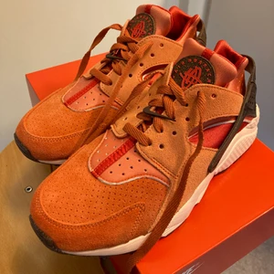 Helt nya Nike huarache - Helt Nyköpta! Lite för stora för mig så jag säljer vidare billigare! Storlek 42, vilket jag brukar ha i denna modell (jag har storlek 39-40) men upplevde de som lite större än vanligt. Passar nog 40- 41 bättre. För er som inte vet så är det här världens skönaste skor! Vill man att de postas spårbart kostar det mer. 