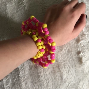 Kandi disc cuff  - Hemmagjort pärlarmband. Köparen står för frakten 