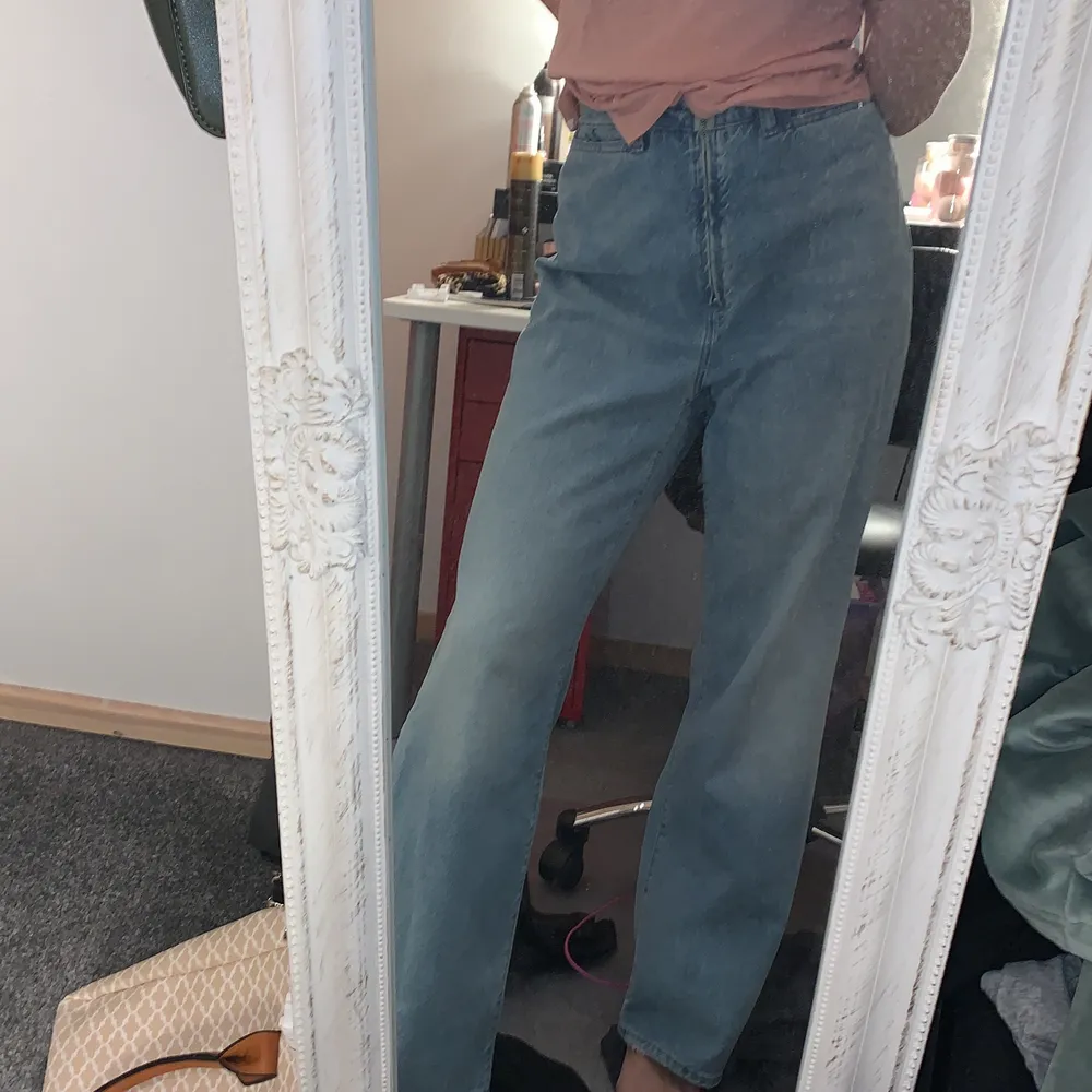 Skitsnygga jeans i en egen design i strl 36🥰Även en jätte söt tröja till i samma stolek! Köp dessa jeans och få med tröjan i samma veva💕😍☺️✨. Jeans & Byxor.