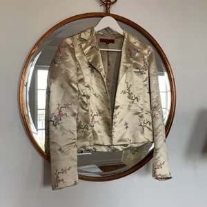 Vintage siden blazer - Guldig skimmrig med japanska blommor. Inte en storlek 38 som det står, mer mot 36/24. Vintage från Paris