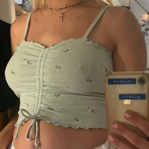 Hollister - Säljer denna gulliga topp från hollister, säljer då den tyvärr inte kom till användning! 