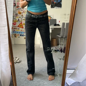 Eastwest vintage jeans fit 011 - Ett par mörkgrå/smutsigt svarta jeans i storlek w31 l34 köpta vintage