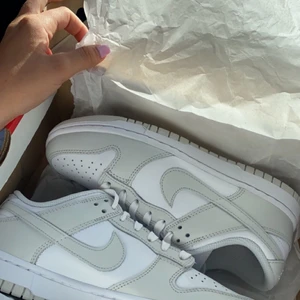 Nike Dunk Low ’Photon Dust’ storlek 38 - Ett par jätte fina Nike Dunks som bara varit använda i ett par månader. Säljer pågrund av intresse på ett par andra skor! Jätte fint skick! Köpta för 3250 på Ettresex i Stocholm💕💕