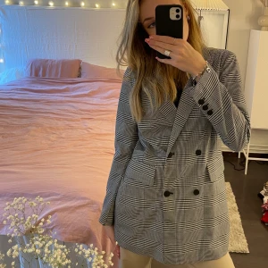 Blazer  - Rutig blazer från ginatricot. Aldrig använd! 💕