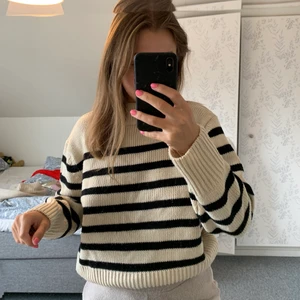 Randig stickad tröja  - Säljer denna randiga stickade tröjan från gina då den inte kommer till användning. Jättefin och jättebra passform!!!!!