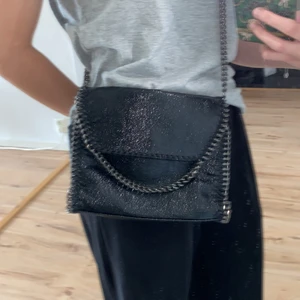 Väska  - En sjukt snygg väska som passar både till vardag och finare tillställningar! Perfekt storlek! Säljer pga att den inte används! Mycket gott skick! 👜🥰 (budet ligger på 200kr)
