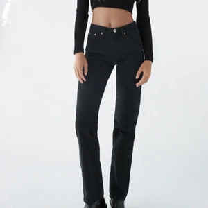 Zara jeans mid rise straight full length - Favvvo jeans, älskar de!! Sköna perfekt i midjan och snygga på. Dessa har jag två av så jag säljer ett par. Såldes slut snabbt! Skriv vid intresse!!