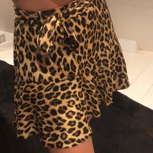 Leopard byxkjol Zara Str S - Bra skick, knappt använd. Byxkjol. 