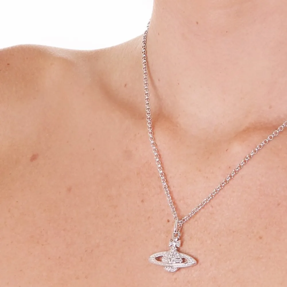 Vivienne Westwood halsband i silver och med strass. Spårbar frakt✨🥰 (andra bilden är lånad) (kolla min samlade anons för dessa smycken för frågor om autenticitet). Accessoarer.