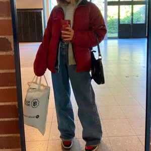 Röd HellyHansen dunjacka - ••Endast intressekoll•• på min röda hellyhansen oversized dunjacka stl M❤️  verkligen inte säker om jag vill sälja men skriv om ni hade varit intresserade!