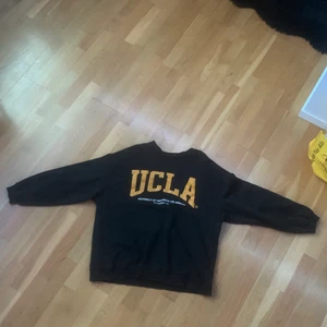 Svart UCLA hoodie - Jätte fin hoodie använd några gånger men inga skador. Lite over Sized och sitter jätte bra💗 köparen står för frakt