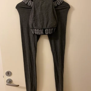 Träningsset i mjuk bomull - Mjukt jättefint träningsset från Gina, använt en gång då det blev för litet sedan. Stretchigt material men väldigt mjukt, lite mer pyjamasmaterial än det klassiska träningsmaterialet