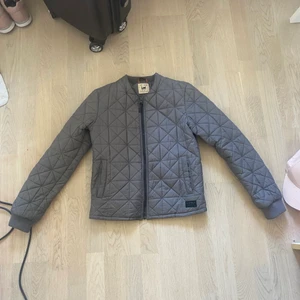 Jacka ifrån Lee. - En grå aldrig använd grå jacka. Jättebra skick. I storlek XS. Köpte denna för 599kr på original butik. 