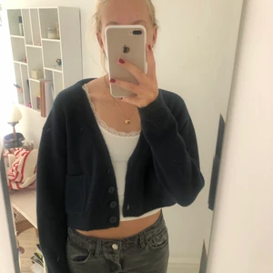 Marinblå kofta - Stickad kofta från zara i en kortare modell. Fickor på båda sidorna. 