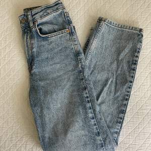 Högmidjade jeans med straight leg från never denim. Kan ev mötas upp :)