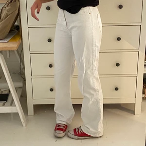 Zara jeans - Vita zara jeans! Storlek 38 och sitter bra på mig som är 175 cm lång. Jeansen har en fläck på vänster ben (skriv t mig för tydligare bilder) men är annars i nyskick!💕