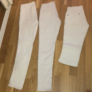 Vita jeans  - Jätte nya vita jeans 2 långa och en kort till knä säljer 15 kr st  kan gå lite ner i pris om du har några frågor skriv privat  , kan tyvärr inte frakta men kan mötas ☺️