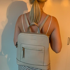 BEGIE RYGGSÄCK  - En begie ryggsäck i läder 🤍🤎 Väskan har ett stort fack, ett linnefack och två fack på utsidan! Banden går lätt att ändra storlek på! Perfekt till skolan📚✏️