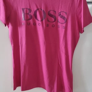 T-shirts storlek M - Hej där, jag skulle beställa kläder till mig och min flickvän men kände riktigt att detta inte va vi så tänkte sälja våra kläder , dom tre t-shirtsen är bara några i mängden. Mer info i Privat chatt eller sms . Kläderna är nya och har prislappar kvar