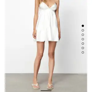 Vit miniklänning från Zara med knyte där bak, jättefin och helt oanvänd. Säljer då jag inte gillar hur den sitter på. Köptes för 359kr. Köpare står för frakt. (Köp direkt för 350)