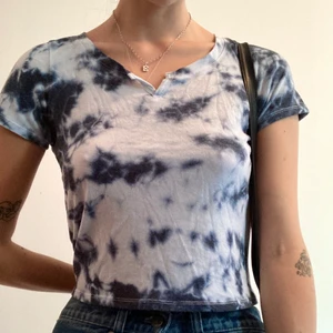 tiedye tshirt - Tiedye tshirt från hollister som är lite croppad, storlek xs. Köparen står för frakt :)💕
