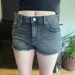 Klippta shorts  - Grå/svarta shorts från H&M. Snygg passform men lite för stora.